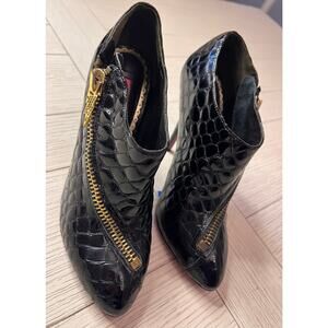 Betsy Johnson Tayla black leather croc embossed women's stiletto ankle boot. Sz8